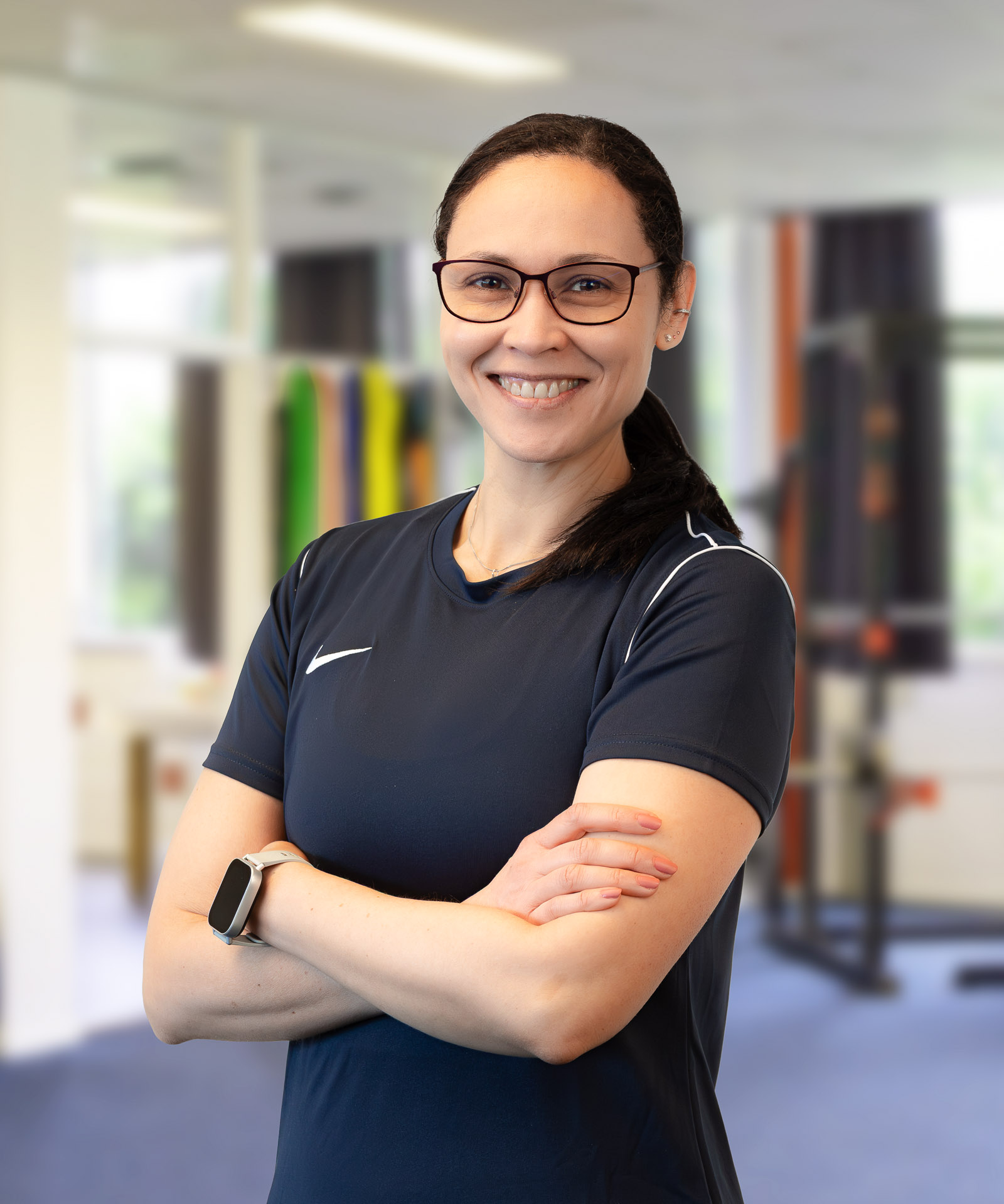 Betania, personal coach en trainer bij EERLIJK FIT, met de armen over elkaar in de studio