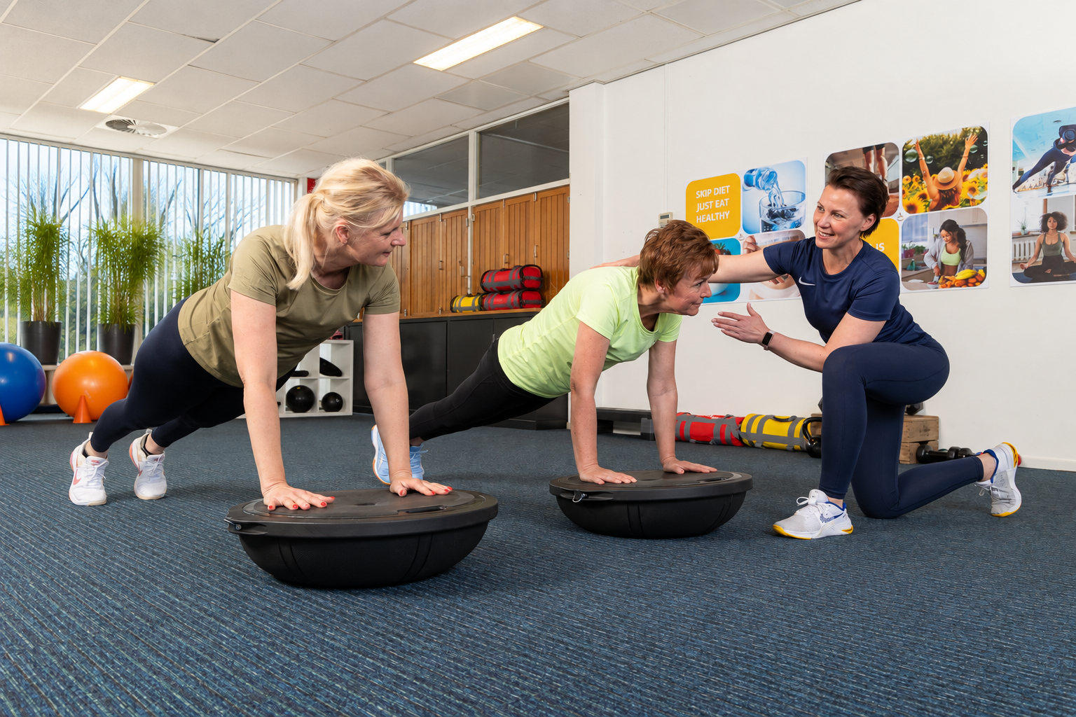 Kleine groep deelnemers traint samen onder begeleiding in de studio van EERLIJK FIT