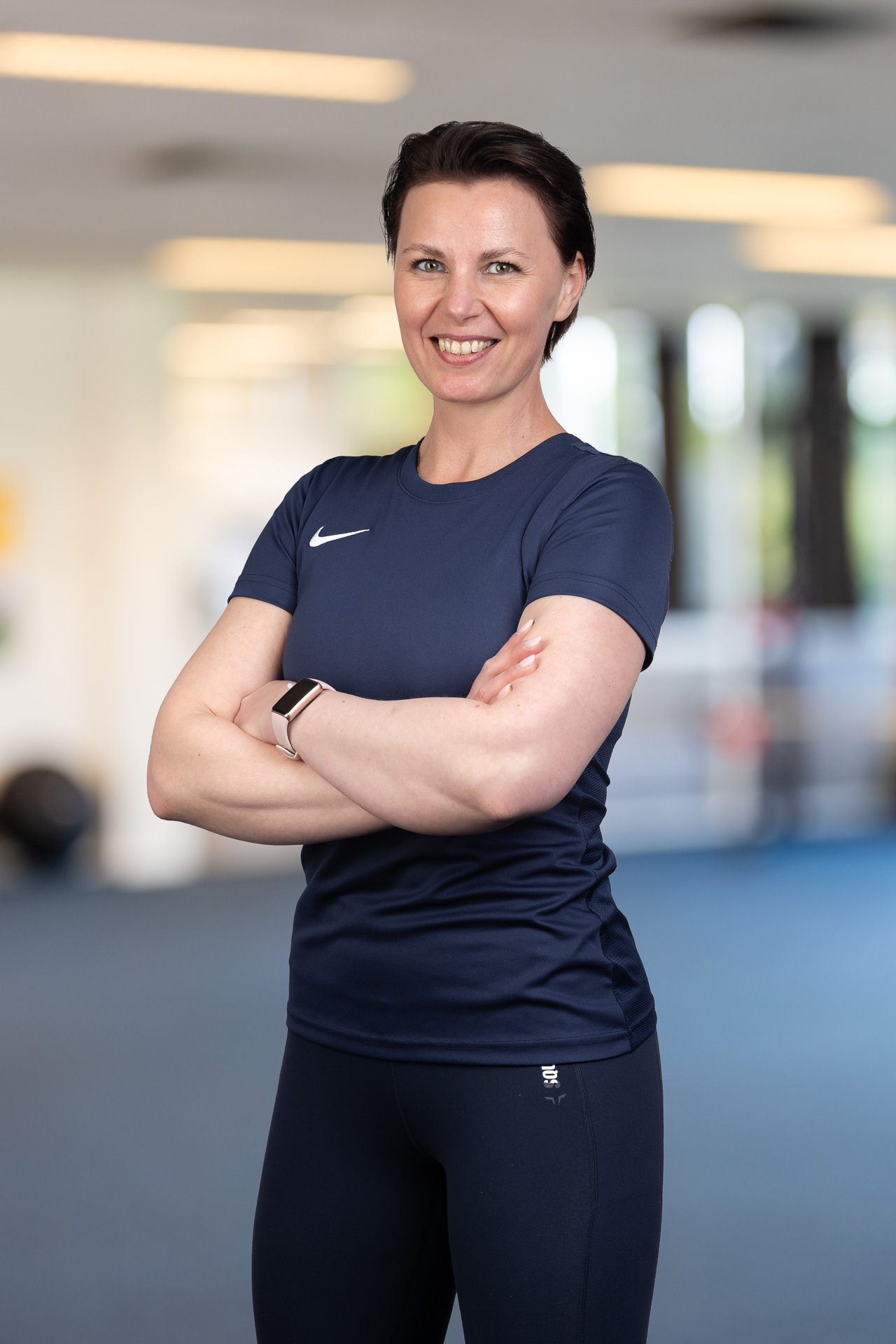 Svetlana, eigenaar van EERLIJK FIT, met de armen over elkaar in de studio