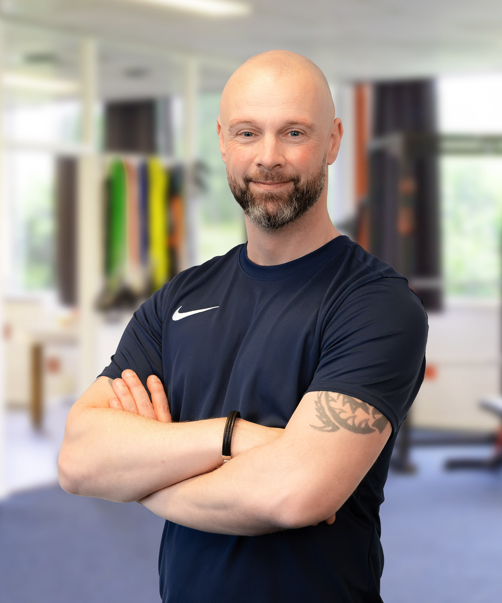 Erwin, personal coach, trainer en Parkinson Boksen coach bij EERLIJK FIT, met de armen over elkaar in de studio